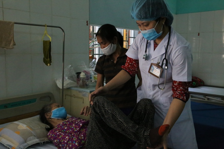1588236737670 Bs Hoàng Thị Huyền Phó trưởng khoa Nội YHCT đang chăm sóc điều trị cho bệnh nhân tại bệnh viện JPG
