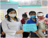 Bệnh viện Phục hồi chức năng phối hợp với các tổ chức từ thiện, các nhà hảo tâm tổ chức tặng quà cho các cháu khuyết tật đang điều trị tại bệnh viện