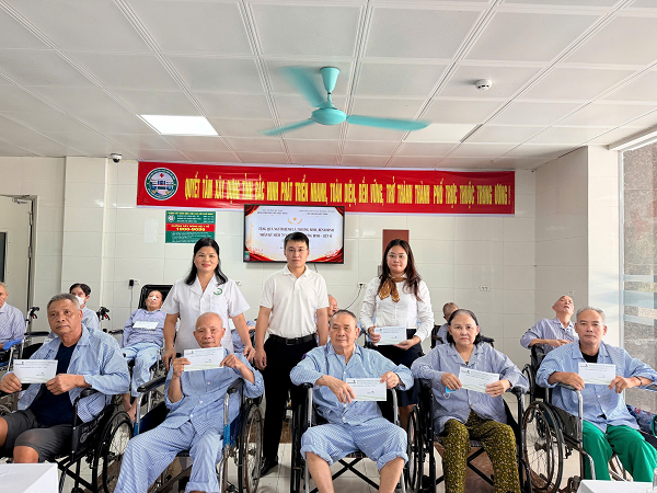 Bệnh viện Phục hồi chức năng Bắc Ninh Trao quà tri ân bệnh nhân  là thương, bệnh binh và thân nhân liệt sĩ đang nằm điều trị tại bệnh viện