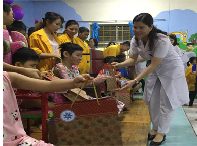 BSCKII Nguyễn Thị Thời - Phó giám đốc Bệnh viện Phục hồi chức năng tỉnh tặng quà cho các bệnh nhi