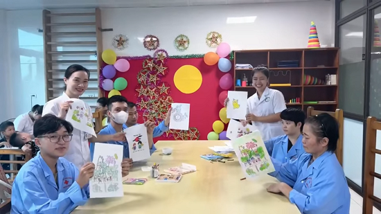 Hoạt động trị liệu bằng liệu pháp tô tranh tại Bệnh viện Phục hồi chức năng Bắc Ninh